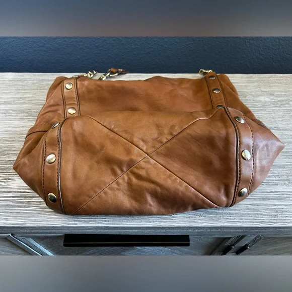 Vintage Michael Kors Tan Leather Shoulder Bag with Gold Accents - Picture 4 of 16